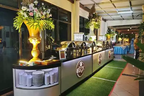 catering terdekat dan terbaik serta termurah di sekitar anda Untuk menyediakan makanan yang berkualitas dan rasa yang istimewa calon manten bisa memilih paket catering pernikahan , mulai paket ekonomis sampai paket yang exclusive dan murah Kami catering aisya bisa menyediakan aneka makanan untuk prasmanan mulai paket ekonomis sampai dengan paket exclusive, yang terbaik yang mana ya ? tentunya sesuaikan dengan budget anda ya, yang terbaik yang masuk range budget nya tentunya kami aisya catering mempunyai 2 group catering, catering aisya wedding tunggadewi catering untuk budget catering antara 30.000 - 60.000 bisa memakai jasa aisya catering wedding untuk budget catering antara 20.000 - 35.000 bisa memakai jasa tungga dewi catering kualitas ya dan dekorasinya berbeda jadi pelanggan bisa memilih di range budget nya sendiri apakah tiap catering berbeda? iya berbeda tiap catering, tetapi rata rata tidak beda jauh karena jenis makanan nya ya , yaitu masakan modern tradisional chinese food dan western dan juga makanan timur tengah