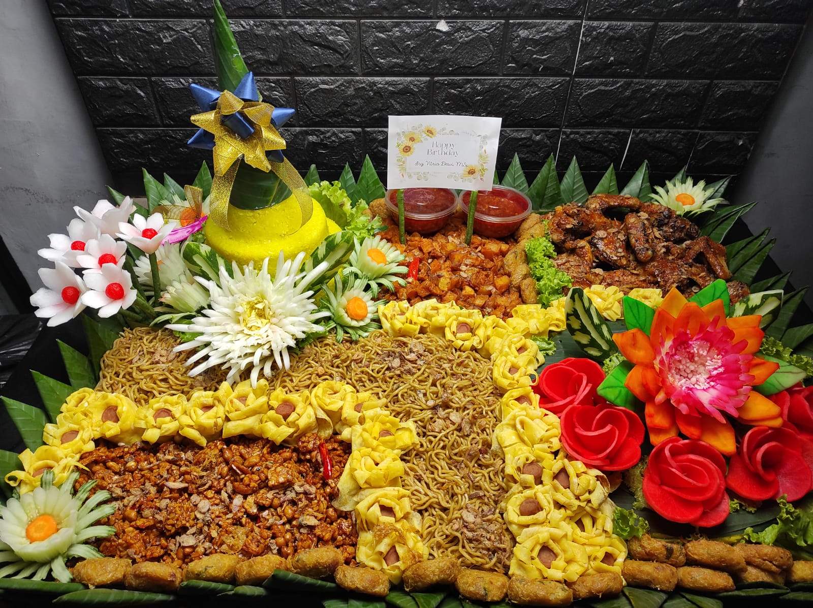 Menyediakan Nasi Tumpeng Kuning Sederhana Untuk Syukuran Acara Pernikahan nasi tumpeng