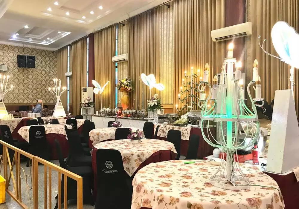 paket pernikahan lengkap mulai dari pemilihan gedung, menunjuk jasa catering yang enak dan lezat sebagai tolak ukur kesuksesan acara nikahan paket pernikahan